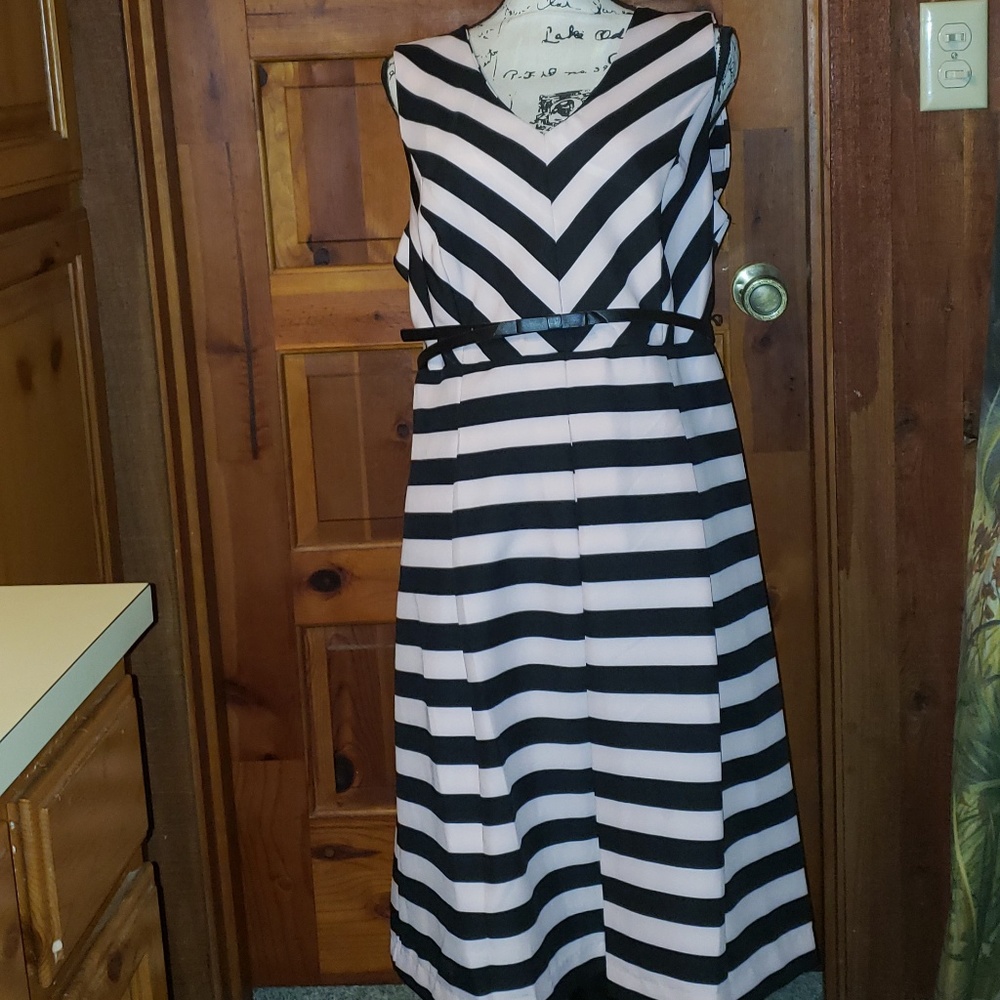 💛2/$20💛Pretty pink and black striped dress.